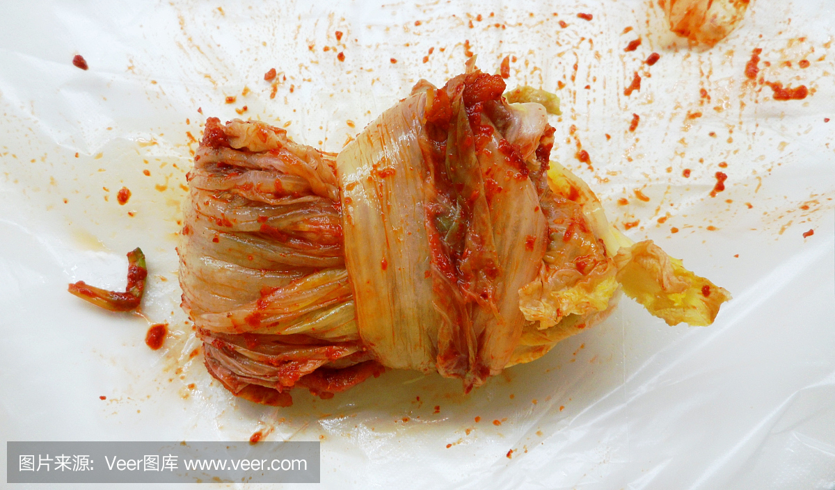 韩式泡菜在白纸上烹饪